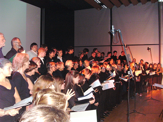 InnStimmen mit dem Chor des Musikgymnasiums Fallmerayerstraße und Chorleiter Siegfried Portugaller
